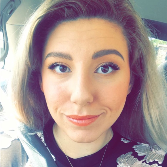 Meet your Posher, Ariel - Picture 3 of 4